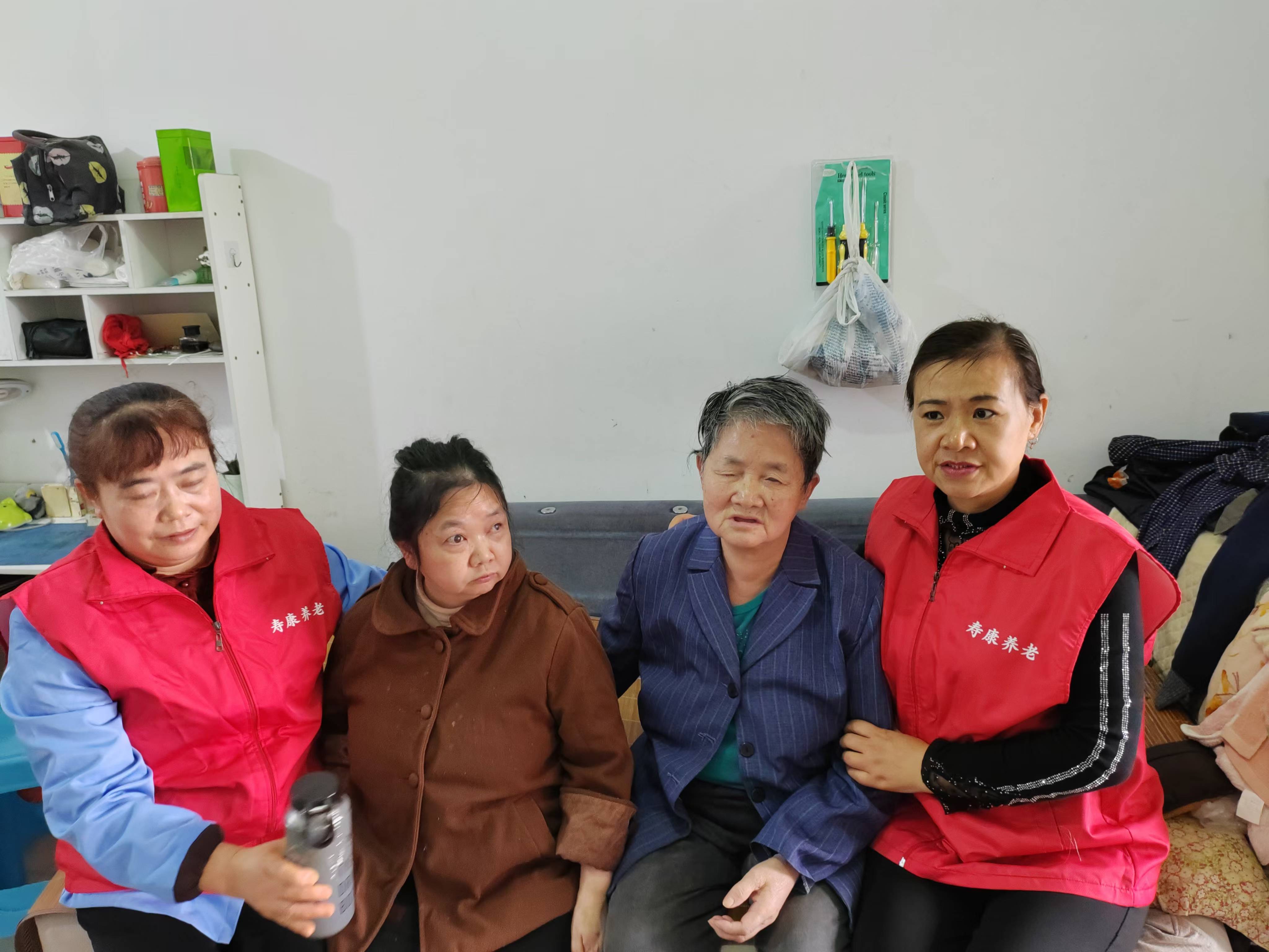 关爱失明老人，，，，，，转达温暖实力